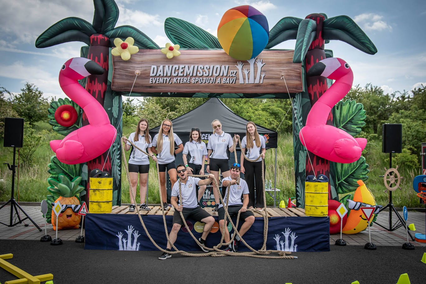 Animační team DanceMission u tropické brány